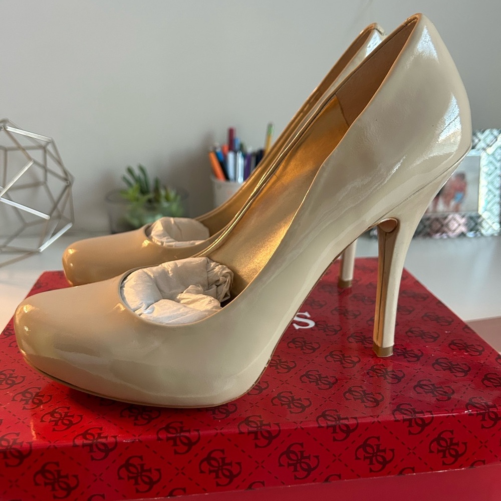 NWT GUESS NUDE PUMPS